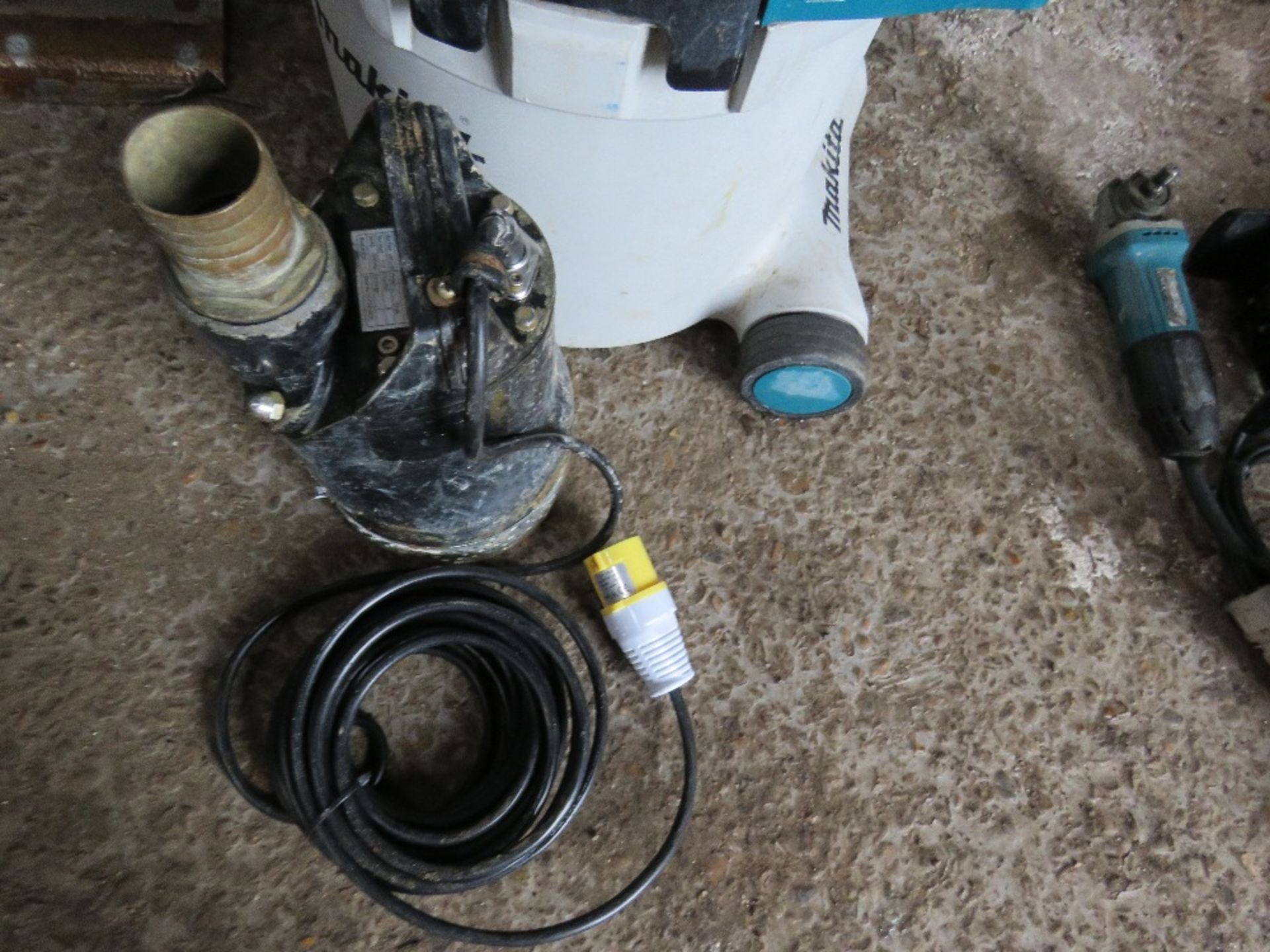 2 X MAKITA 110 VOLT VACS PLUS SUBMERSIBLE WATER PUMP CONDITION UNKNOWN, UNTESTED - Image 2 of 4