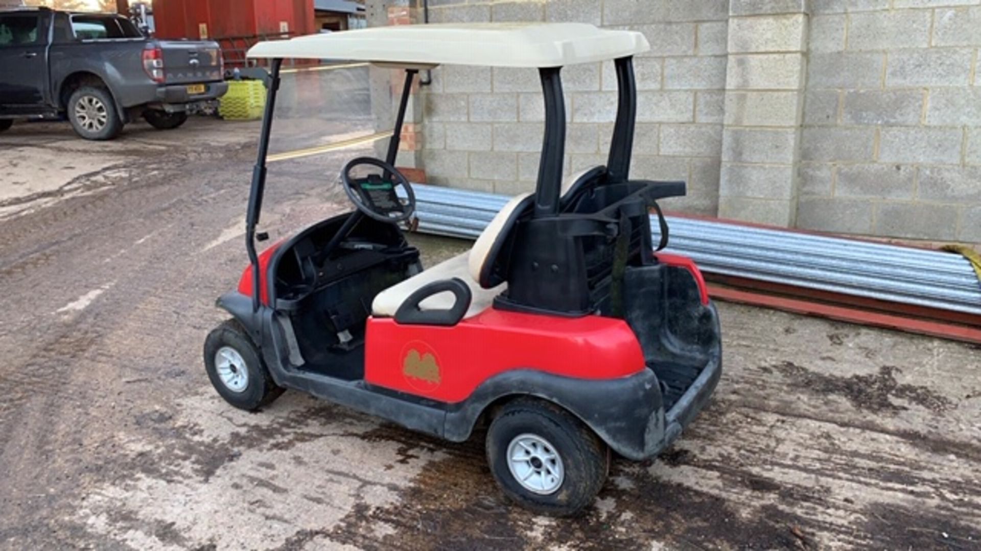 CLUBCAR ELECTRIC GOLF BUGGY, NON RUNNER, NO BATTERIES, INCOMPLETE YEAR 2004, NO KEYS. LOT