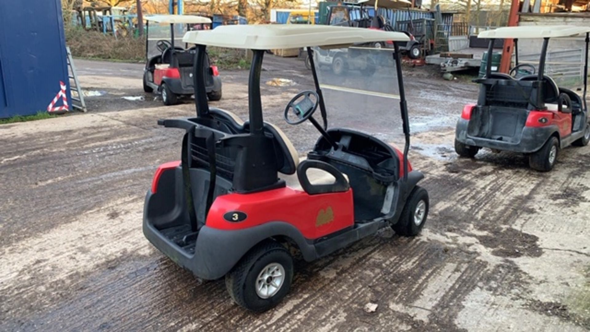 CLUBCAR ELECTRIC GOLF BUGGY, NON RUNNER, NO BATTERIES, INCOMPLETE YEAR 2004, NO KEYS. LOT