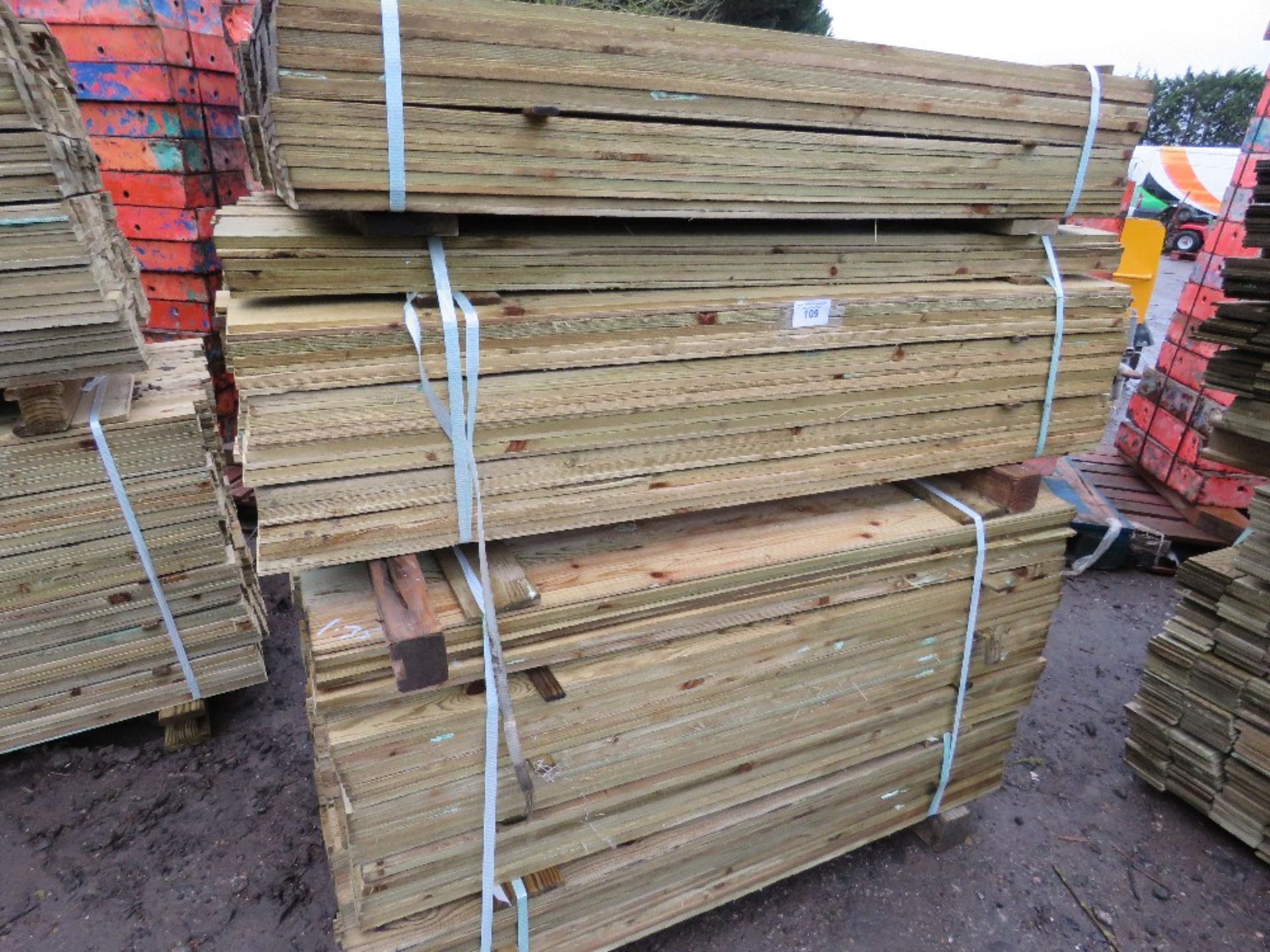 LARGE STACK OF FEATHER EDGE FENCE CLADDING TIMBER 1.35MX10CM APPROX.