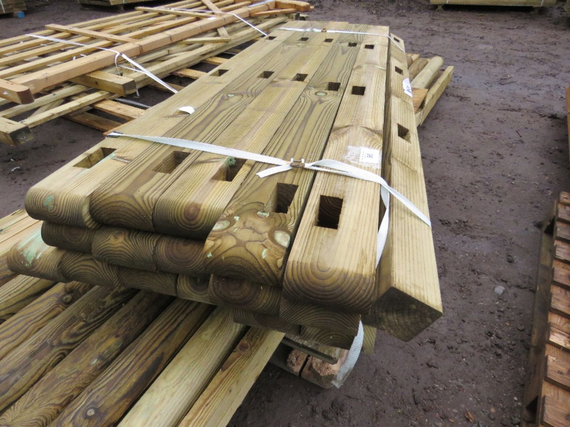 2X PALLETS OF ASSORTED POSTS, DECKING AND OTHER TIMBER - Image 3 of 4