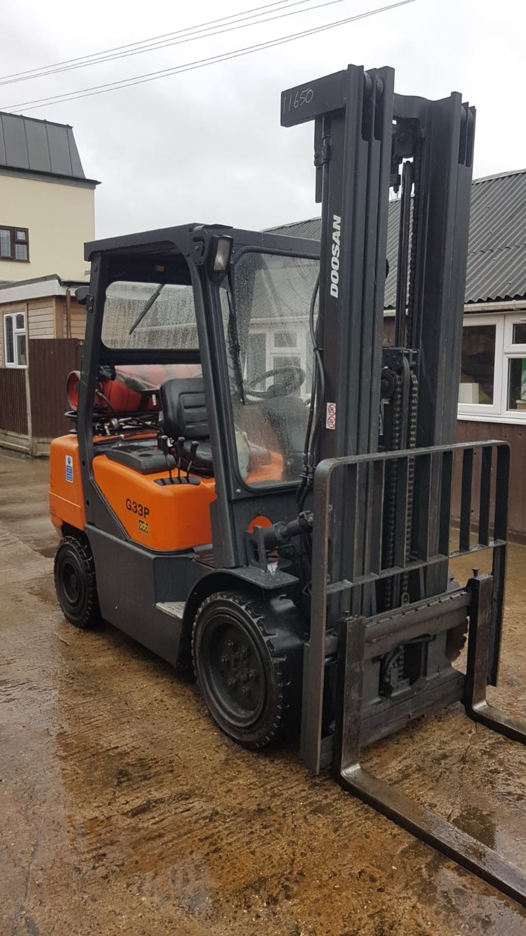 DOOSAN G33P GAS POWERED FORKLIFT TRUCK, YEAR 2006, 6 METRE 3 STAGE MAST, SHOWING 1497 REC HRS - Image 4 of 4