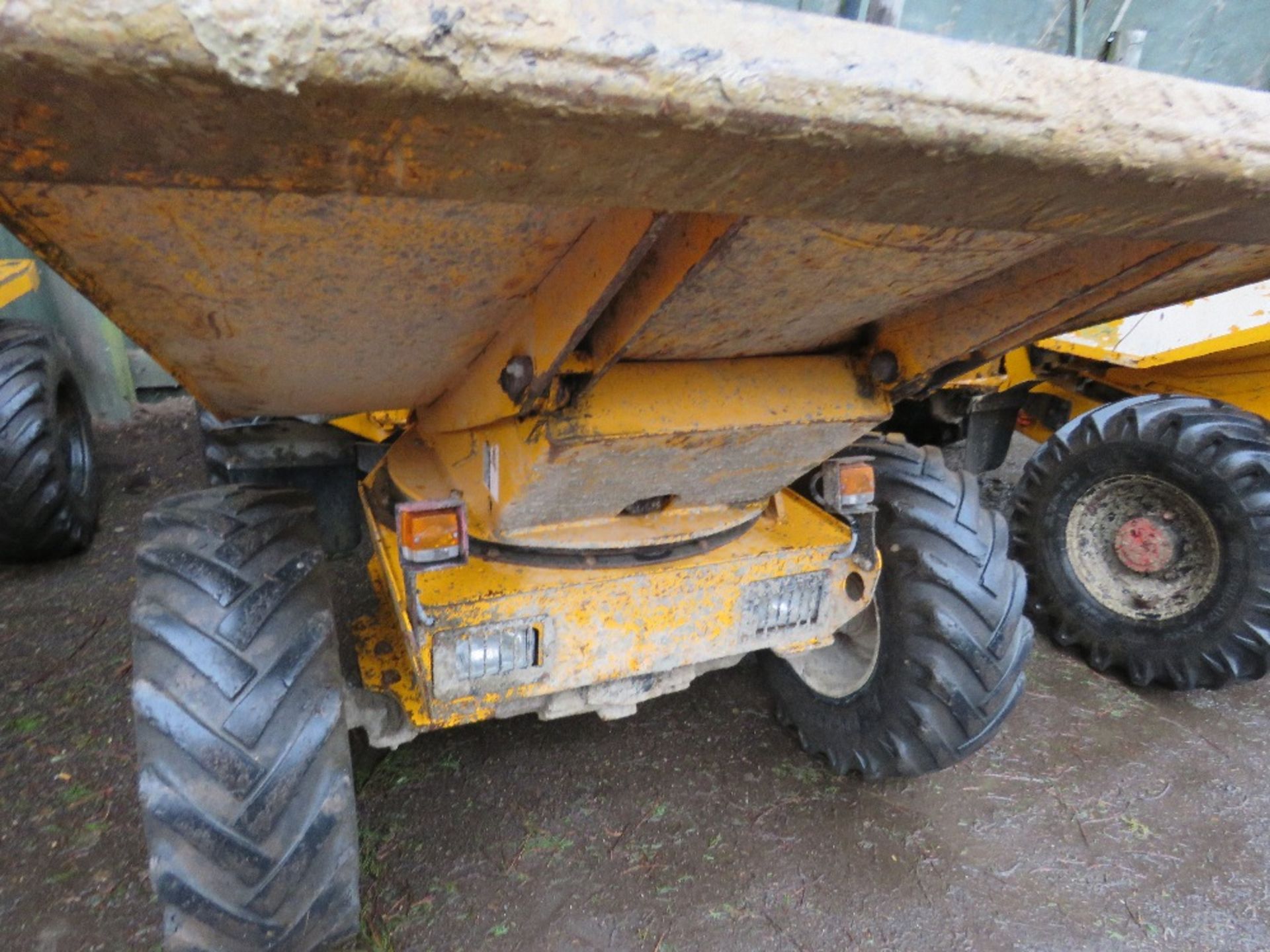 THWAITES 3 TONNE SWIVEL SKIP DUMPER, YEAR 2011 BUILD, 1909 REC HRS, PN:DS-007. DIRECT EX LOCAL - Image 2 of 10