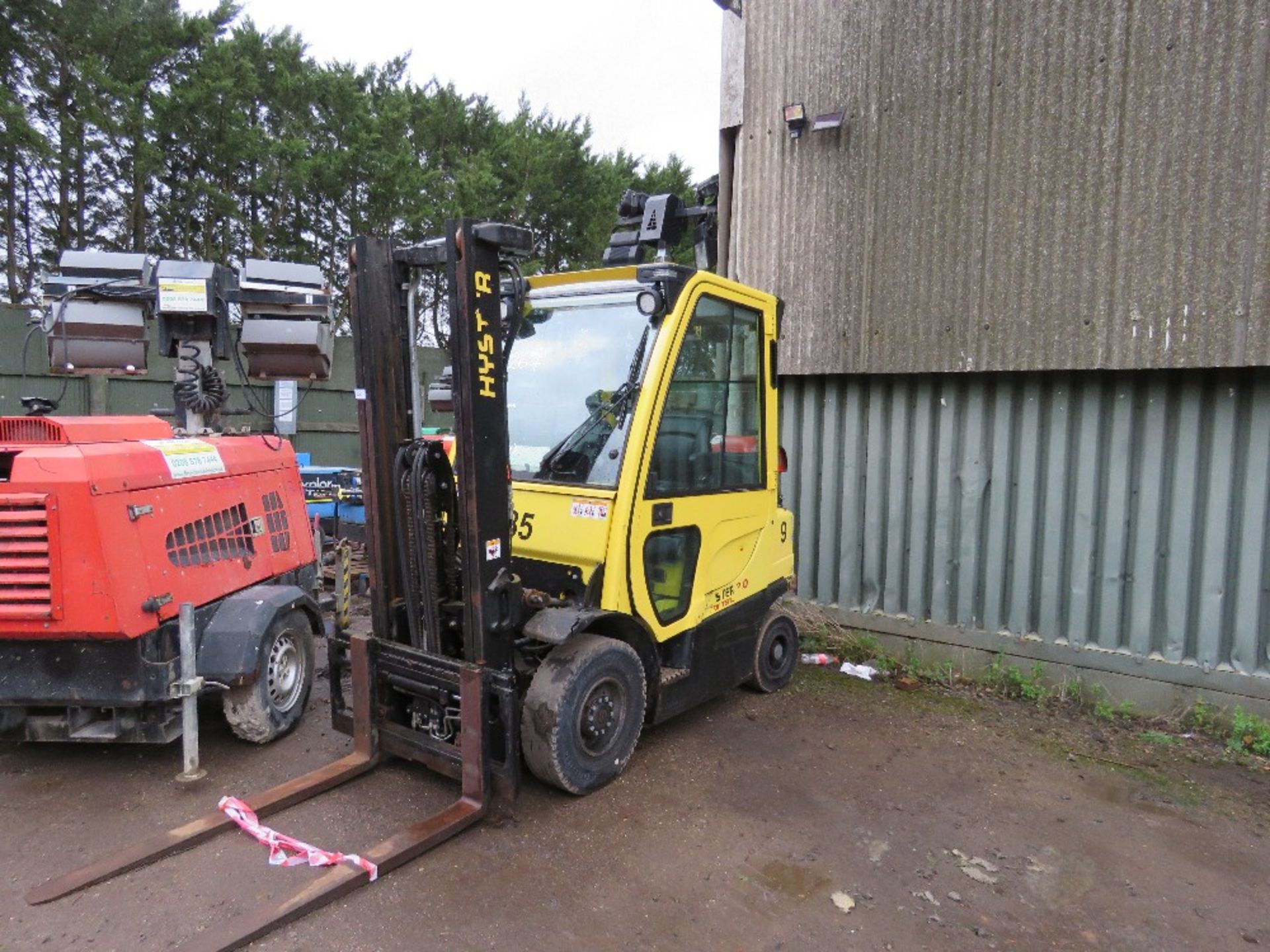 HYSTER 2 TONNE GAS FORKLIFT WITH CAB YEAR 2012 - Image 2 of 10