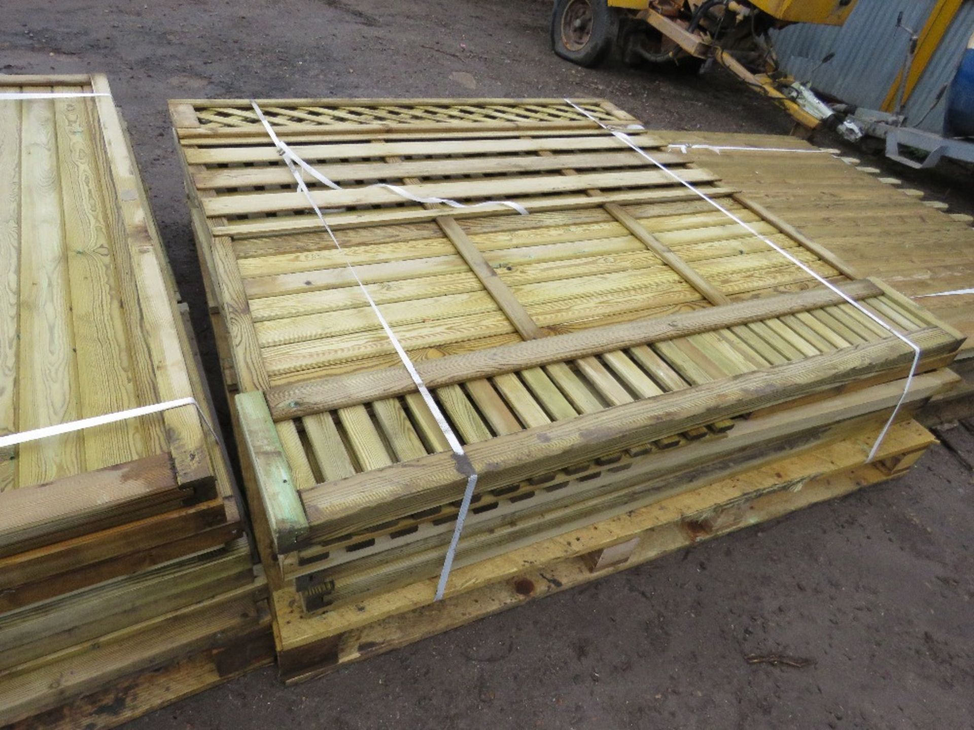 3X PALLETS OF ASSORTED WOODEN FENCING PANNELS - Image 3 of 5