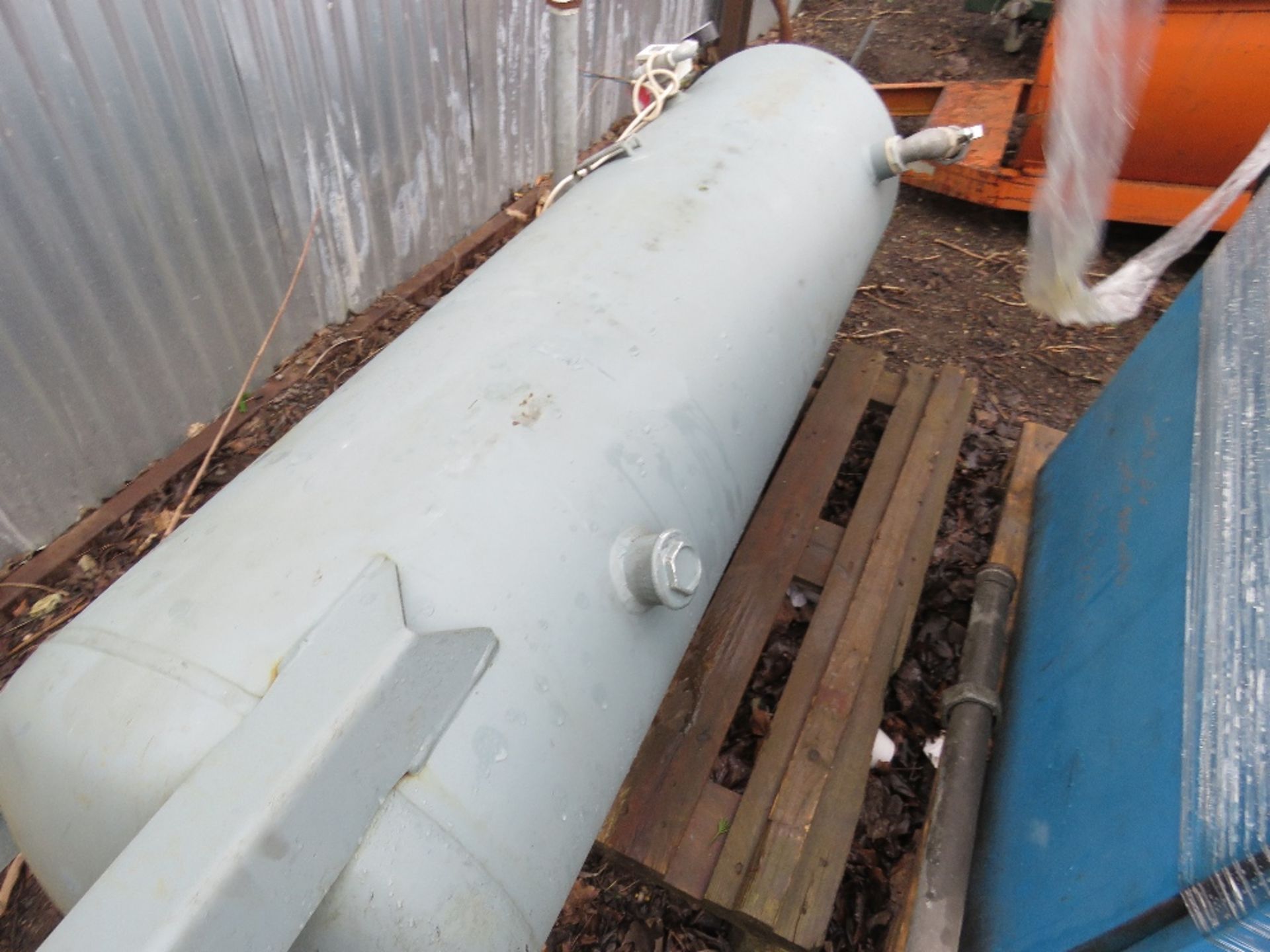 PACKAGED AIR COMPRESSOR WITH TANK WAS WORKING WHEN REMOVED THE FIRST WEEK OF FEBRUARY - Image 5 of 5