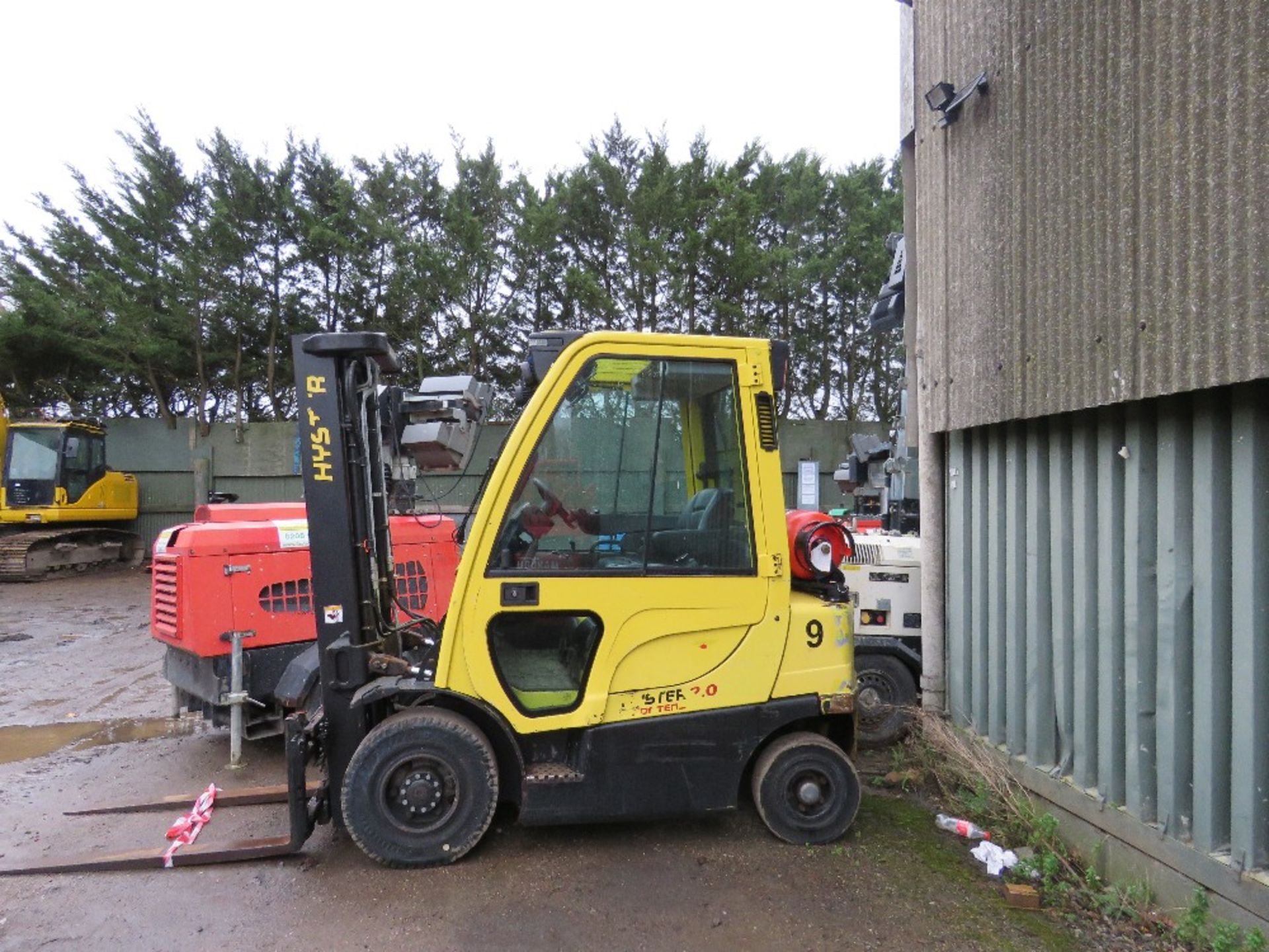 HYSTER 2 TONNE GAS FORKLIFT WITH CAB YEAR 2012