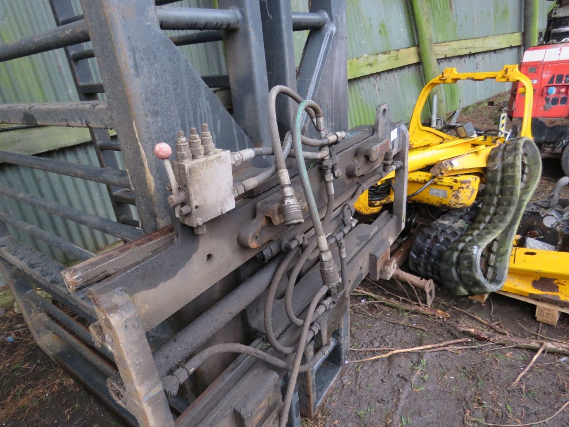 LARGE BALE SQUEEZE ATTACHMENT FOR FORKLIFT - Image 5 of 6