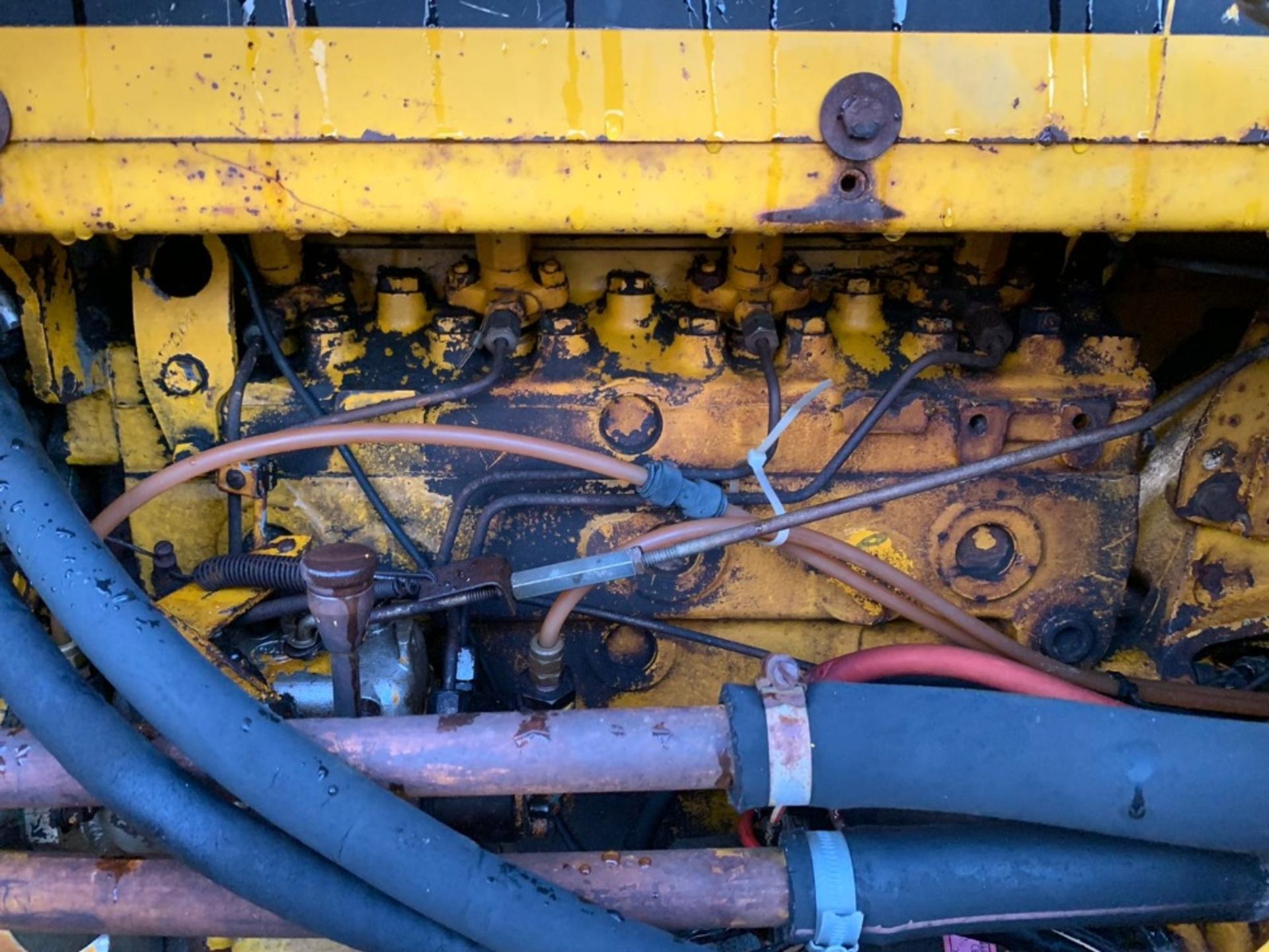 MASSEY FERGUSON 50B BACKHOE LOADER C/W FRONT BUCKET, MUCK FORK, AND 2 REAR BUCKETS. VENDOR'S - Image 2 of 5