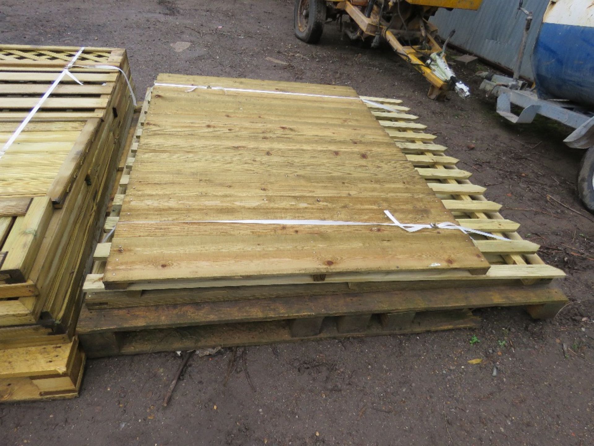 3X PALLETS OF ASSORTED WOODEN FENCING PANNELS - Image 4 of 5