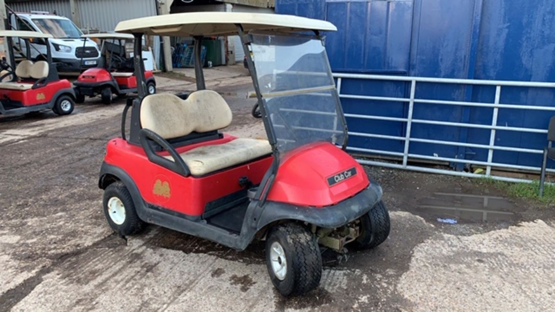 CLUBCAR ELECTRIC GOLF BUGGY, NON RUNNER, NO BATTERIES, INCOMPLETE YEAR 2004, NO KEYS. LOT - Bild 2 aus 4