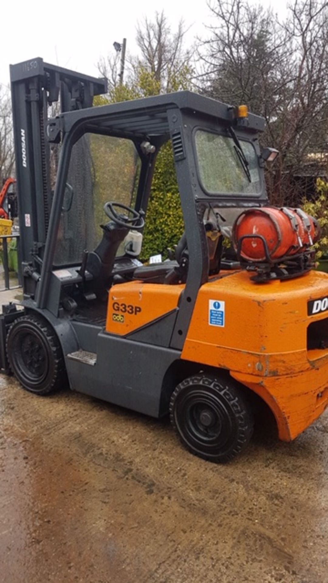 DOOSAN G33P GAS POWERED FORKLIFT TRUCK, YEAR 2006, 6 METRE 3 STAGE MAST, SHOWING 1497 REC HRS - Image 2 of 4