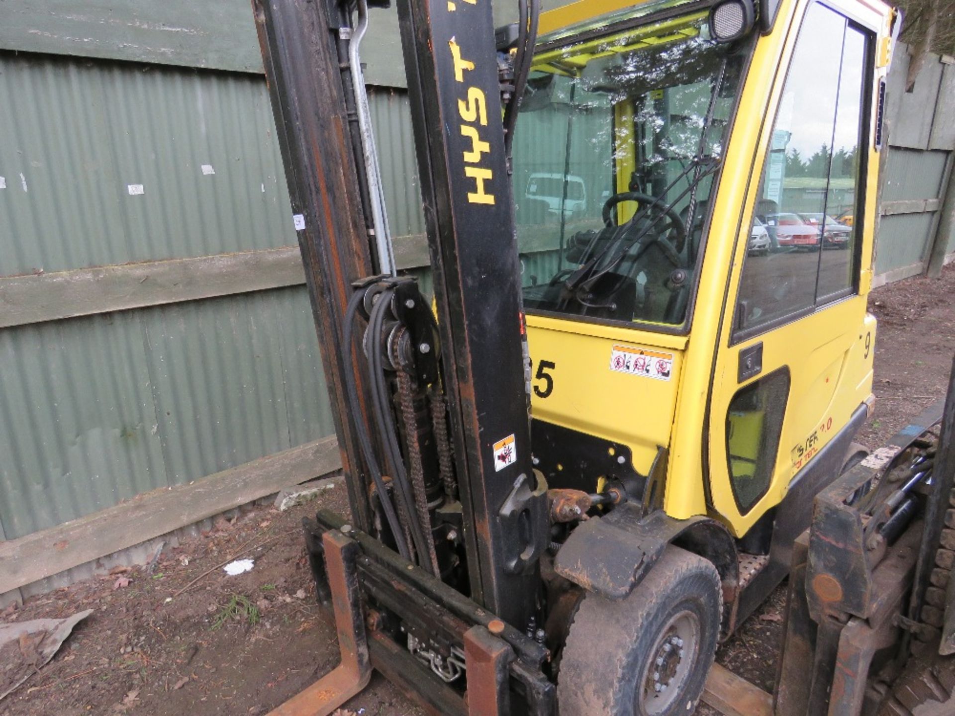 HYSTER 2 TONNE GAS FORKLIFT WITH CAB YEAR 2012 - Image 4 of 10