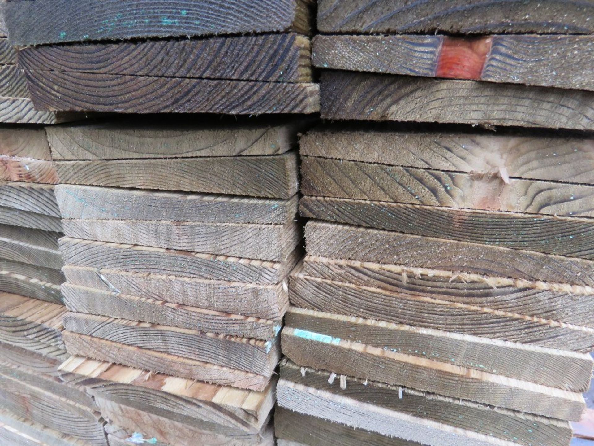 LARGE STACK OF FEATHER EDGE FENCE CLADDING TIMBER 1.35MX10CM APPROX. - Image 3 of 3