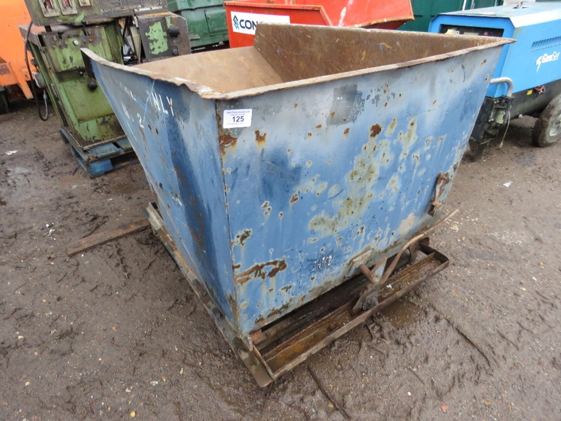 Small sized tipping skip