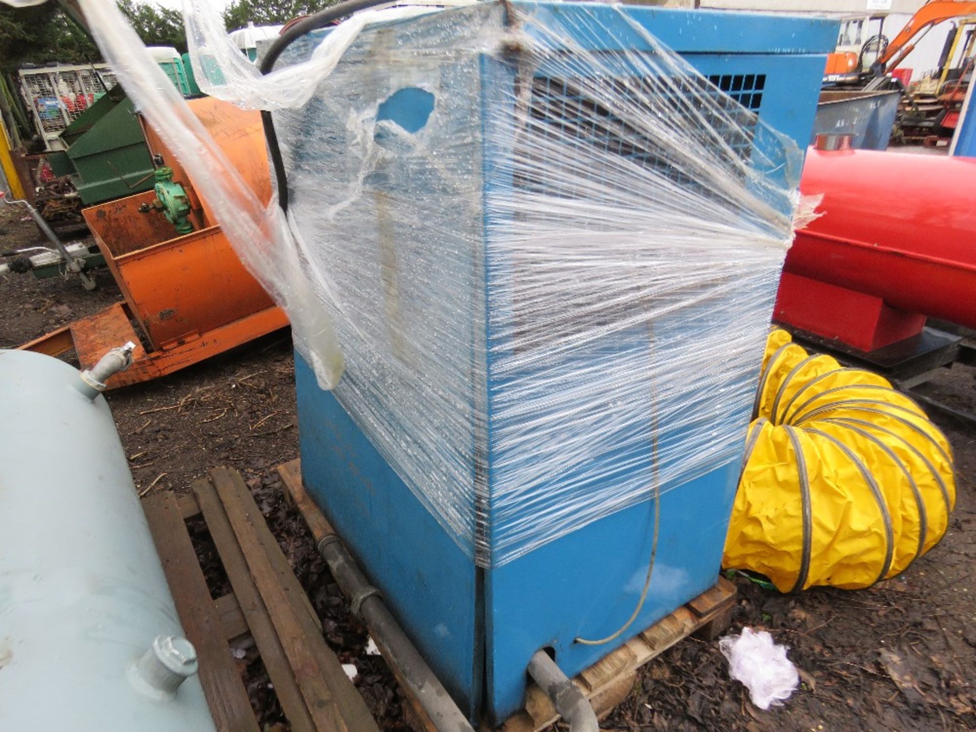 PACKAGED AIR COMPRESSOR WITH TANK WAS WORKING WHEN REMOVED THE FIRST WEEK OF FEBRUARY - Image 4 of 5