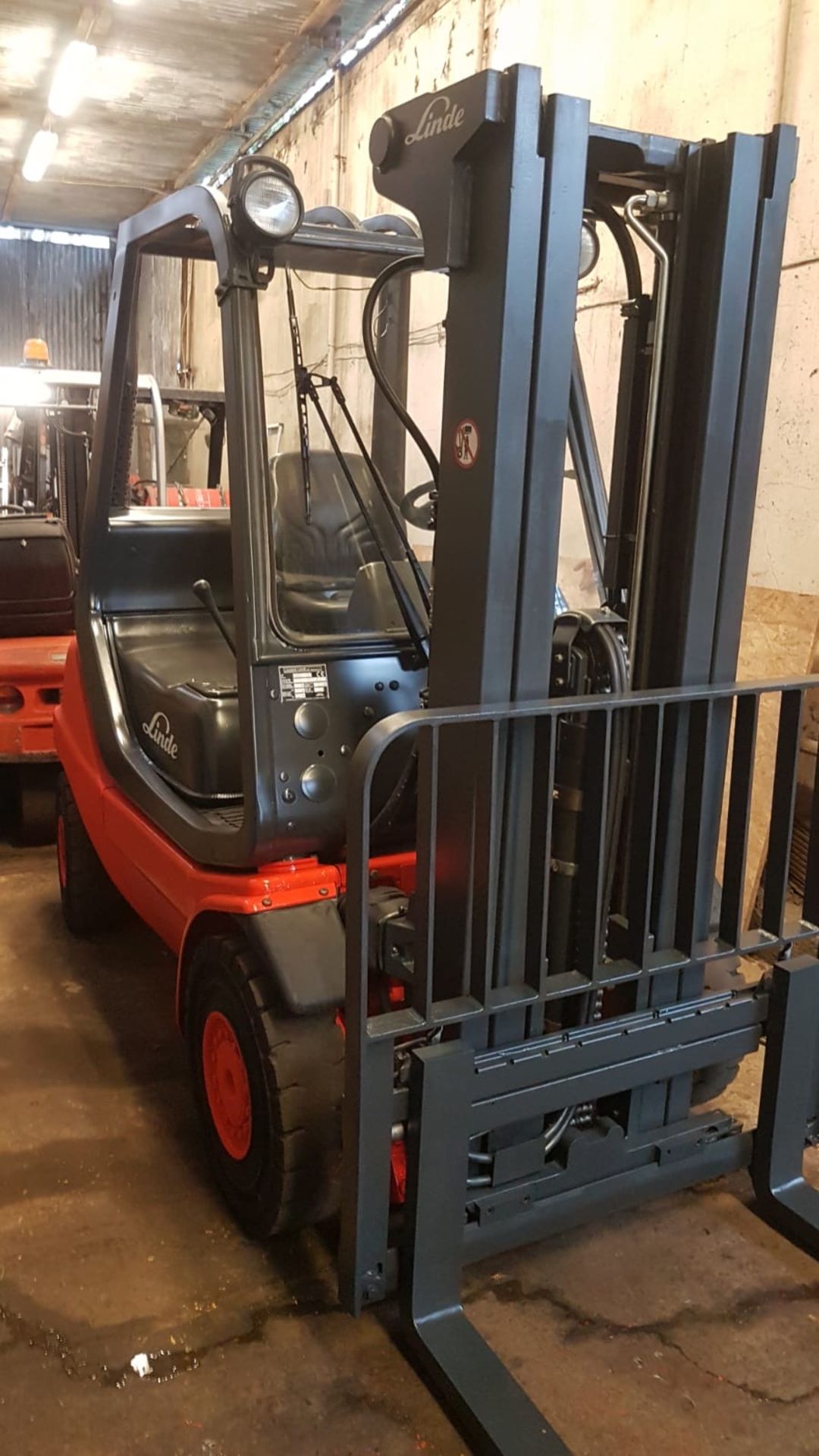 LINDE H25D DIESEL FORKLIFT TRUCK 2.5 TONNE RATED, CONTAINER SPEC 3 STAGE MAST WITH SIDESHIFT VENDORS - Image 2 of 3