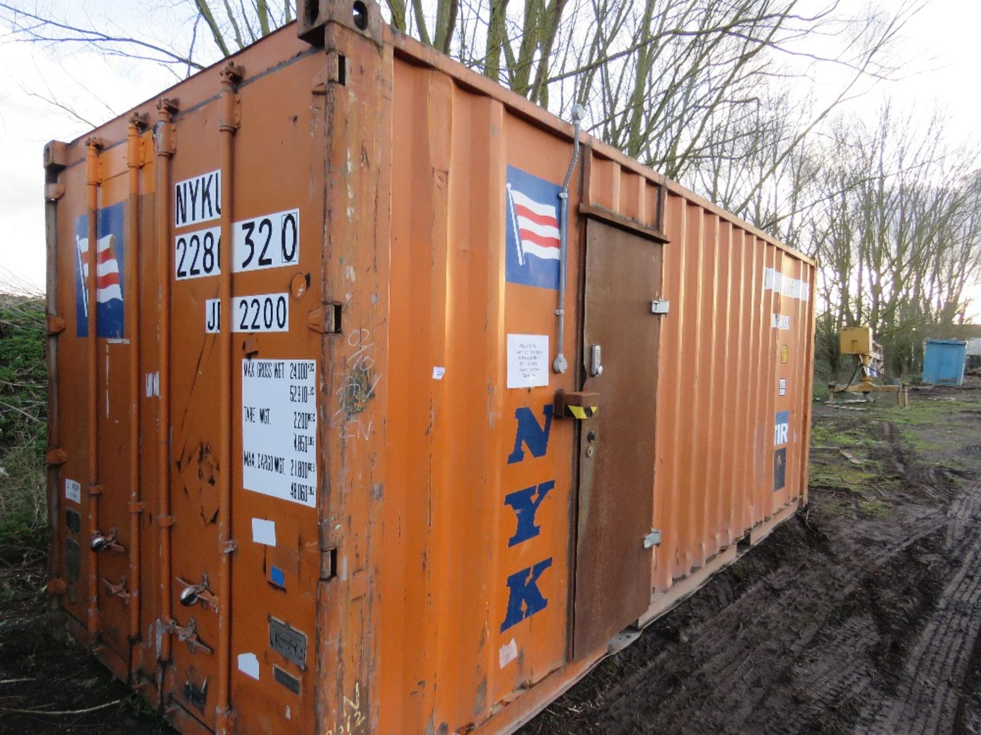 20FT STEEL CONTAINERISED PORTABLE OFFICE, ADAPTED WITH SIDE DOOR AND SERVING HATCH. NO KEYS.