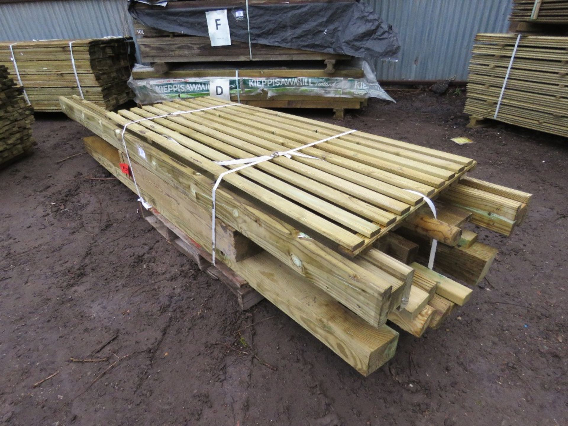 PALLET OF ASSORTED POSTS AND TIMBER