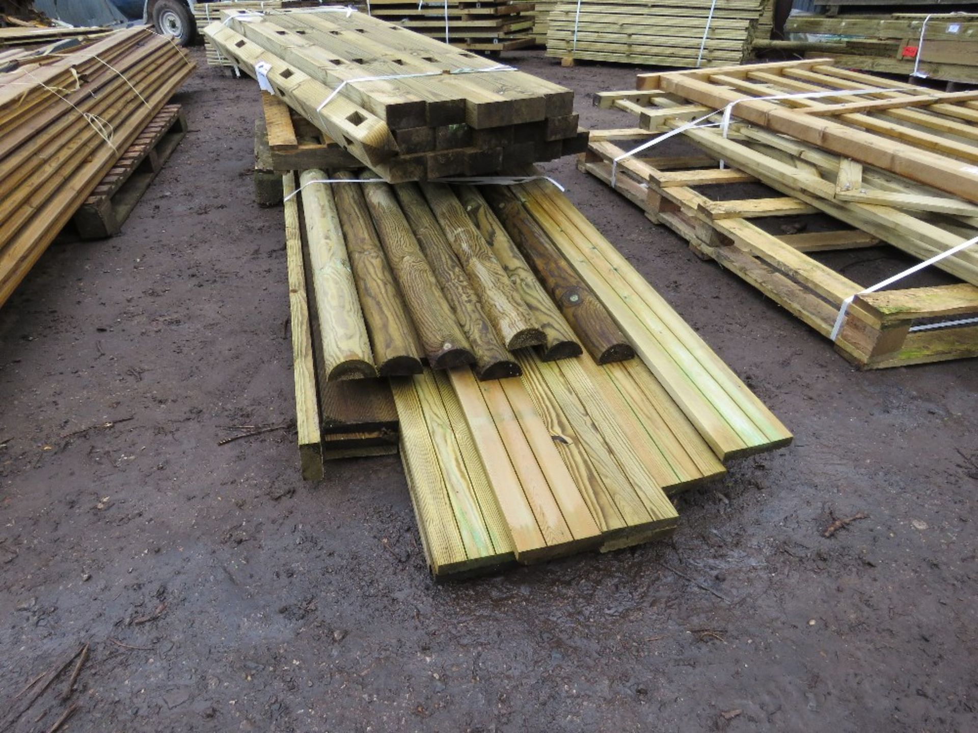 2X PALLETS OF ASSORTED POSTS, DECKING AND OTHER TIMBER - Image 4 of 4