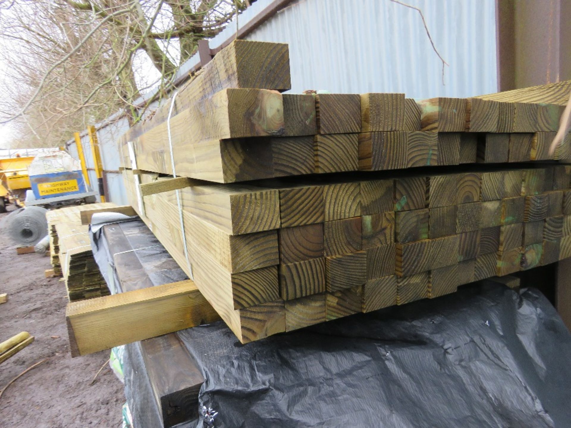 LARGE STACK OF ASSORTED TIMBER POSTS 81NO. APPROX. 2.1MX5.5CMX8CM 106NO. APPROX. 2.1MX7CMX6CM - Image 2 of 4