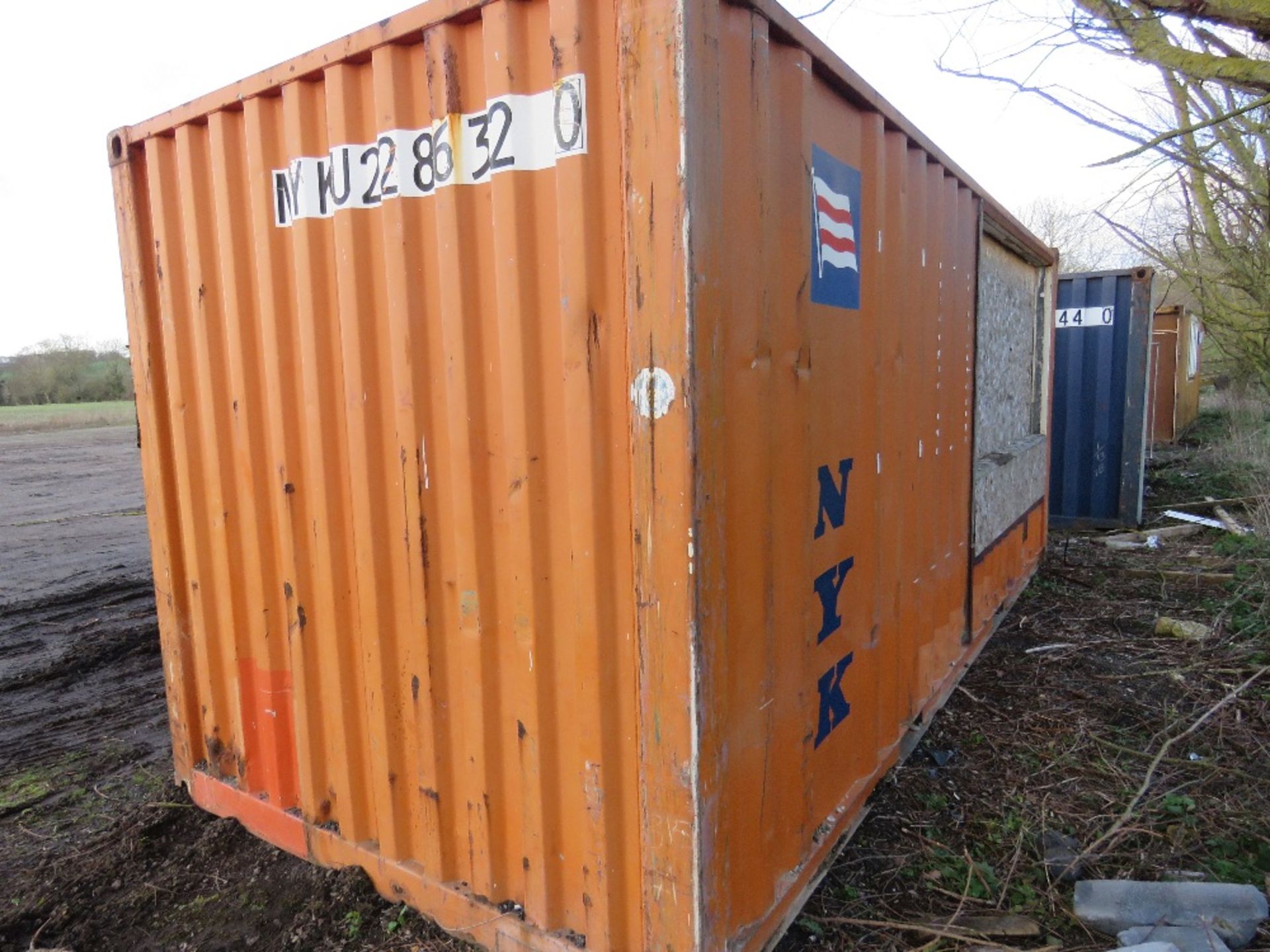 20FT STEEL CONTAINERISED PORTABLE OFFICE, ADAPTED WITH SIDE DOOR AND SERVING HATCH. NO KEYS. - Image 4 of 9