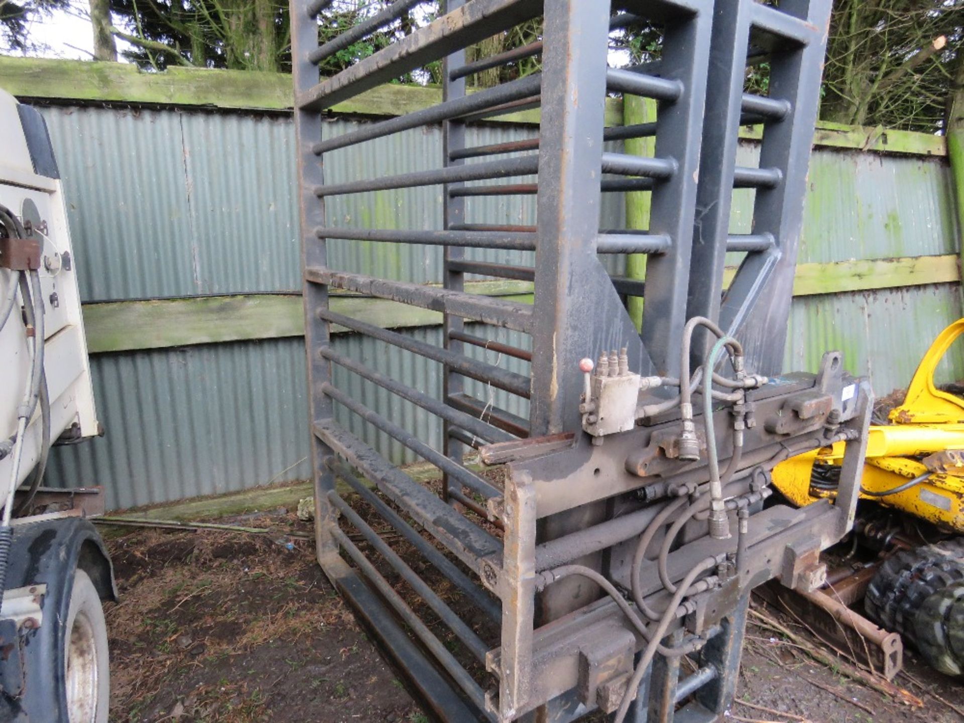 LARGE BALE SQUEEZE ATTACHMENT FOR FORKLIFT - Image 3 of 6