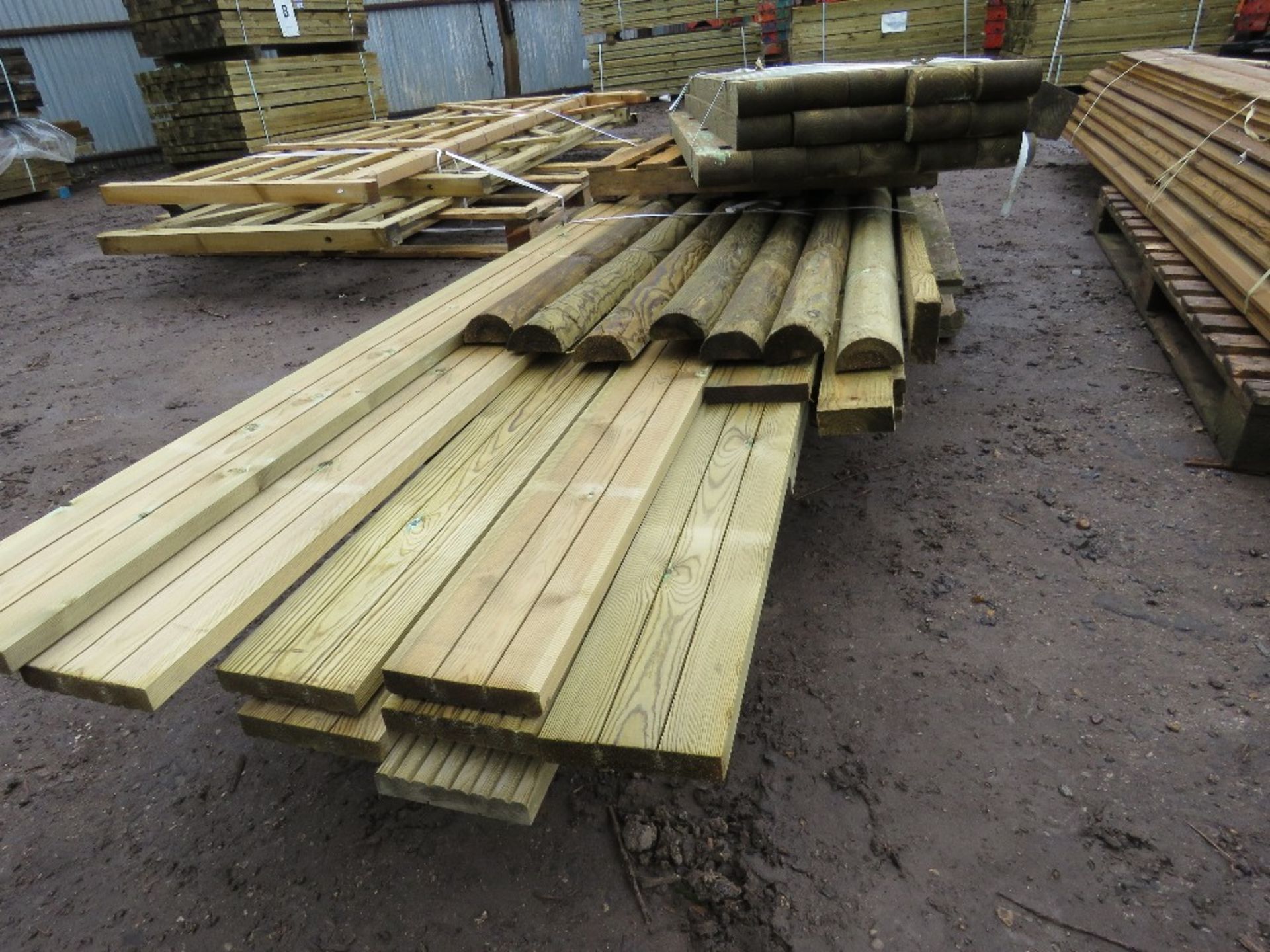 2X PALLETS OF ASSORTED POSTS, DECKING AND OTHER TIMBER - Image 2 of 4