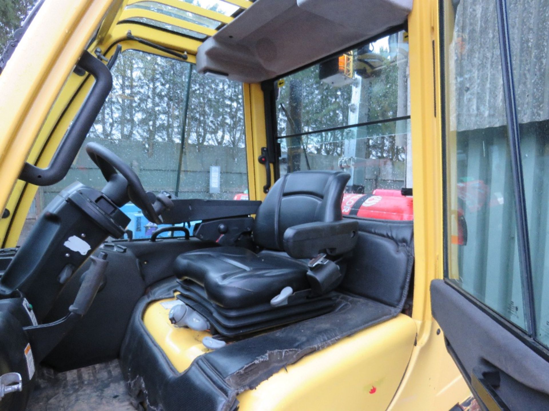 HYSTER 2 TONNE GAS FORKLIFT WITH CAB YEAR 2012 - Image 3 of 10
