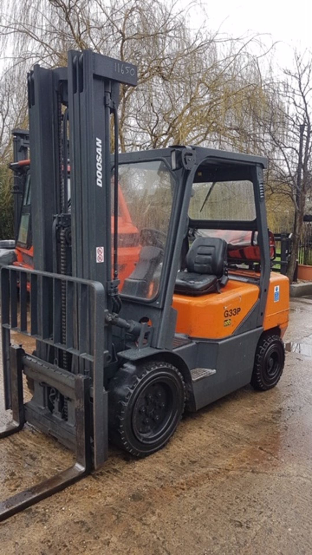 DOOSAN G33P GAS POWERED FORKLIFT TRUCK, YEAR 2006, 6 METRE 3 STAGE MAST, SHOWING 1497 REC HRS - Image 3 of 4