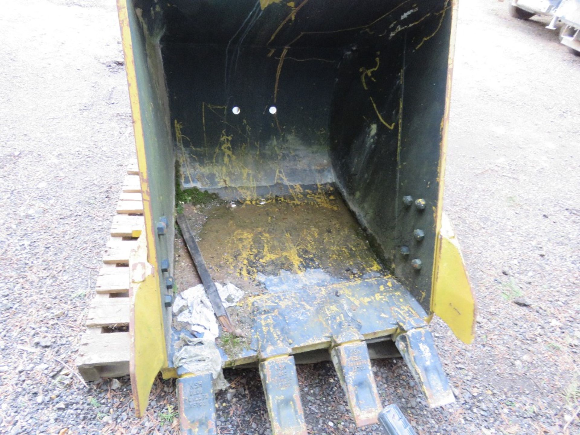 3ft Excavator digging bucket on 70mm pins, little used - Image 2 of 4