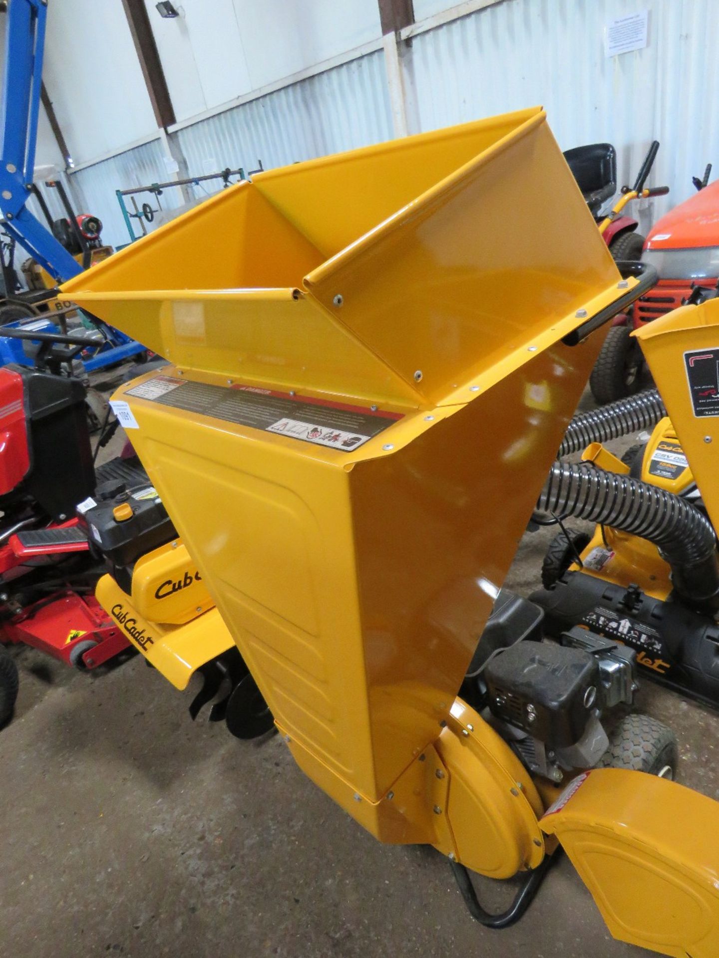 CUB CADET CS3310 UPRIGHT PETROL ENGINED CHIPPER