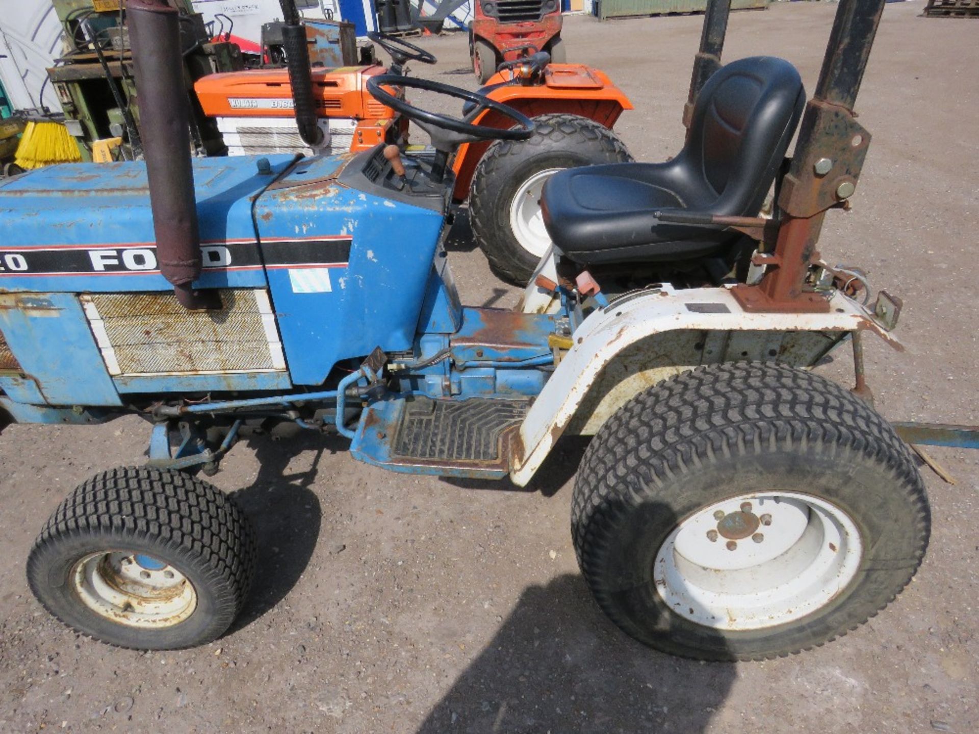 FORD 1220 4WD COMPACT TRACTOR WITH REAR LINKAGE HYDROSTATIC DRIVE - Image 2 of 5