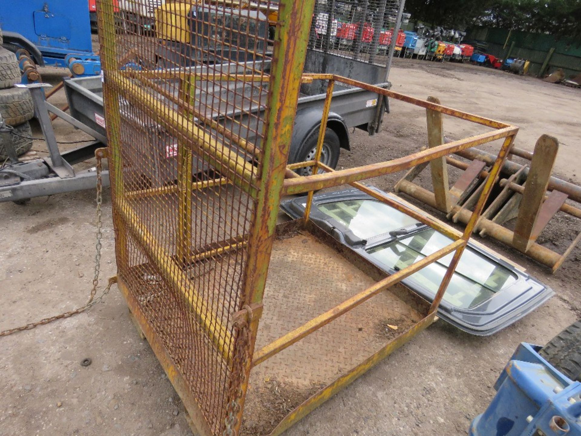 Forklift mounted man cage, untested - Image 2 of 4