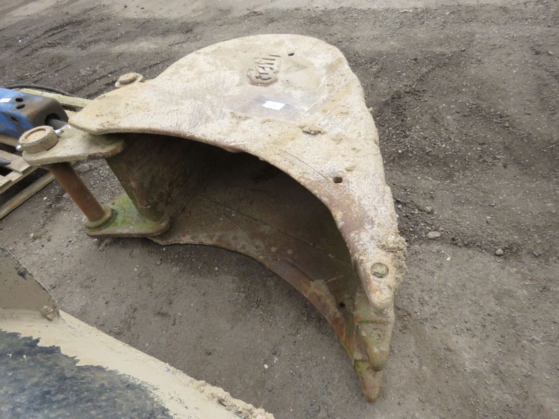 Geith 2ft toothed excavator bucket on 70mm pins, previously used on 18tonne Hyundai machine