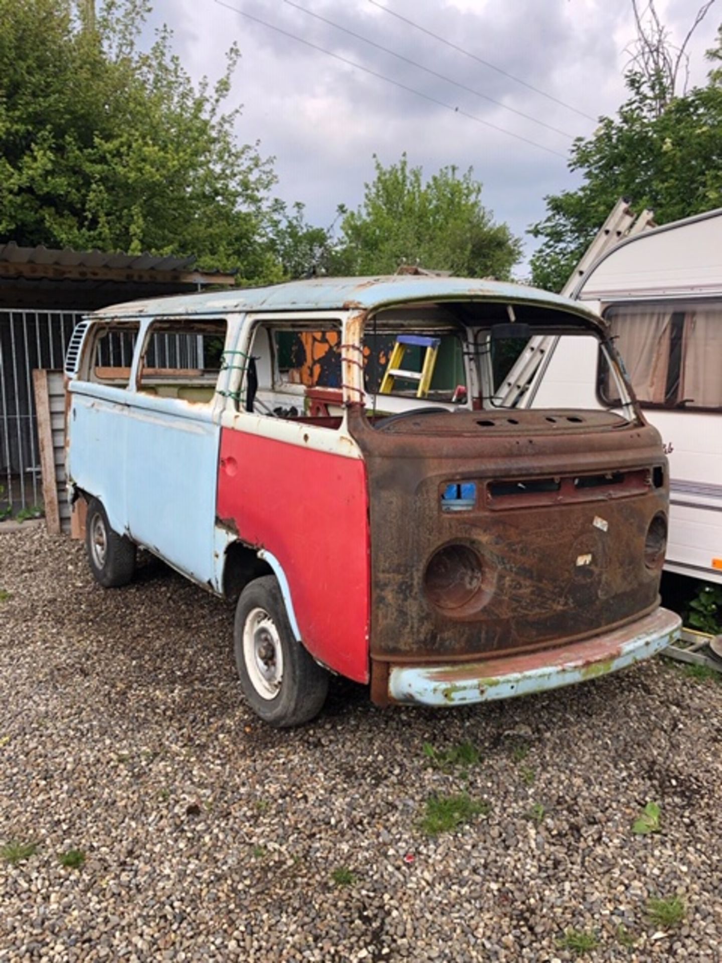 VOLKSWAGEN VW CAMPER VAN. NO V5 OR REGISTRATION SUPPLIED, THEREFORE SOLD FOR SPARES. BELIEVED TO - Image 4 of 5