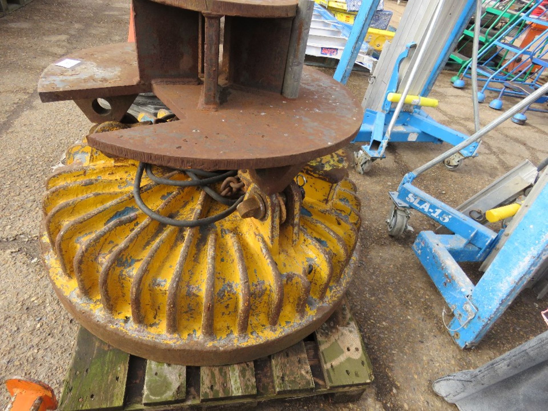 Electro magnet plus top hat unit for scrap handling, working when removed, unused for two years - Image 2 of 4