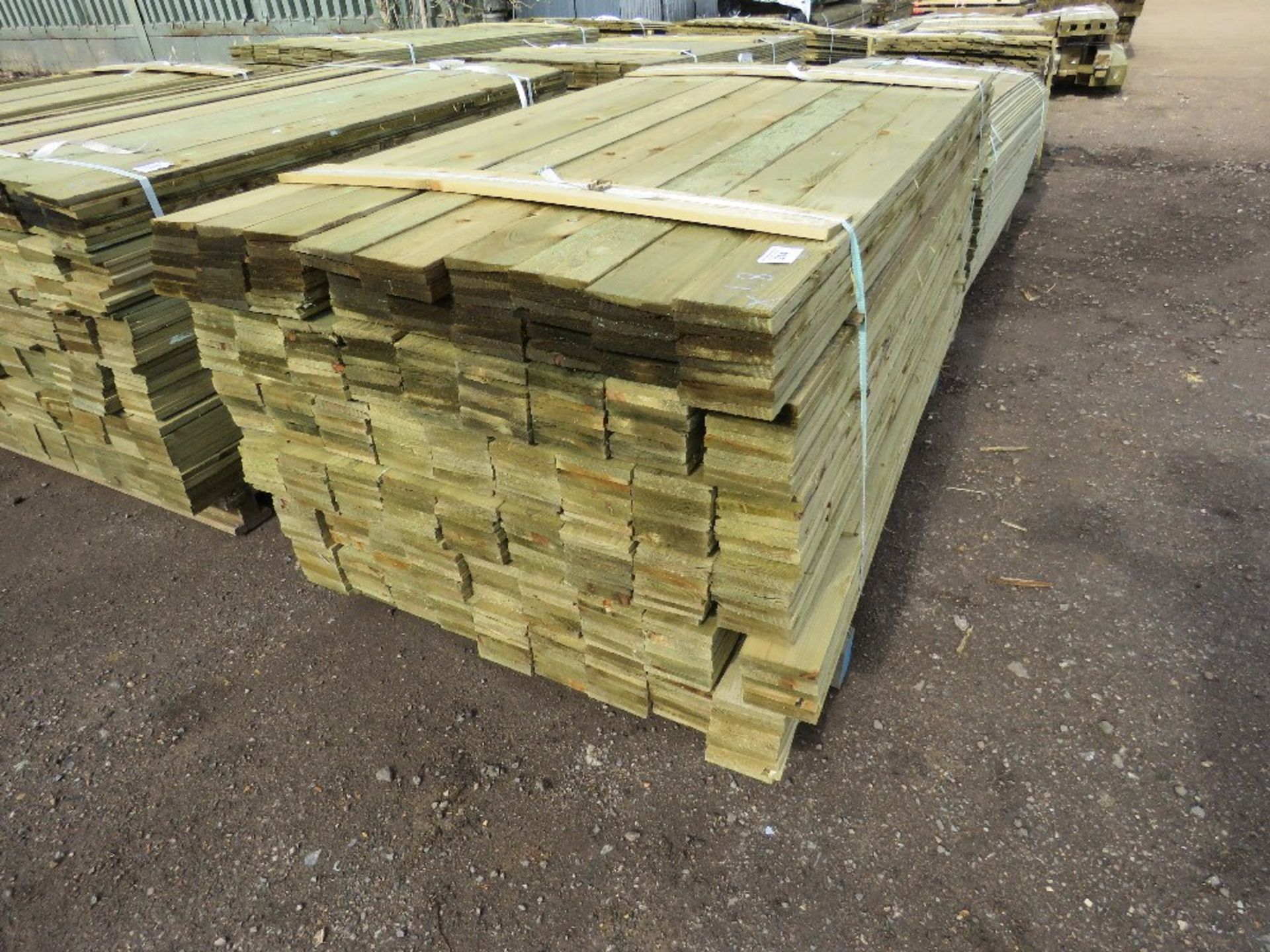 Pack of feather edge timber, 1.8m length x 10cm wide - Image 2 of 3