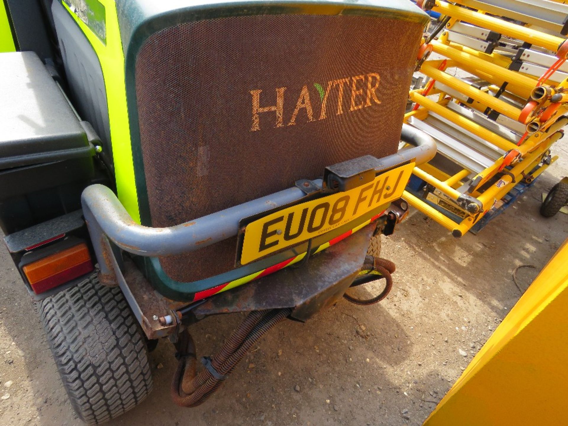 HAYTER LT324 4WD TRIPLE GANG RIDE ON MOWER - Image 4 of 4