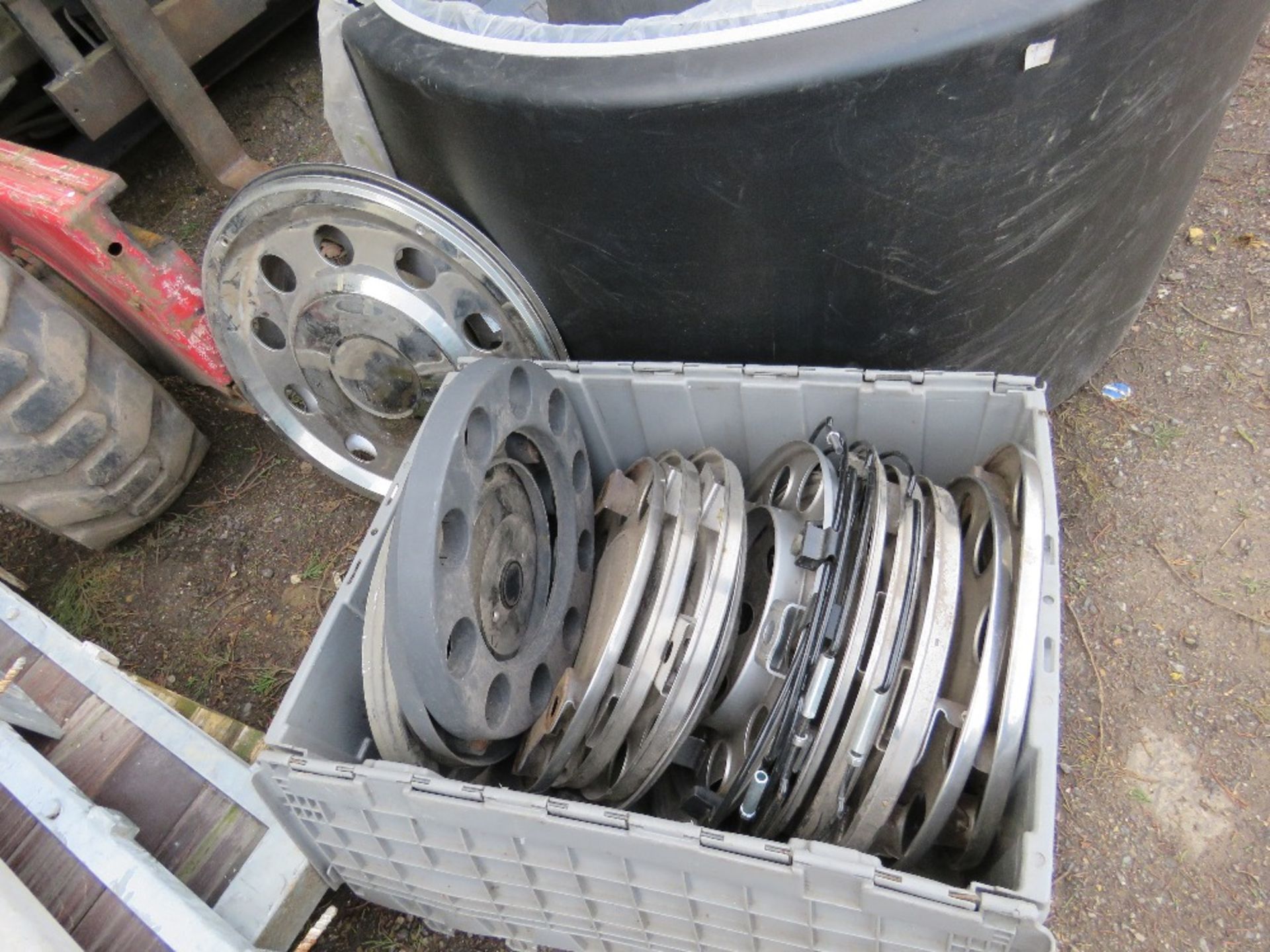 Qty of lorry wheel trims plus plastic arches - Image 2 of 4