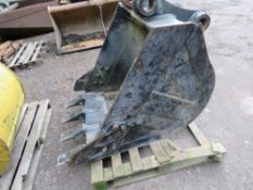 3ft Excavator digging bucket on 70mm pins, little used