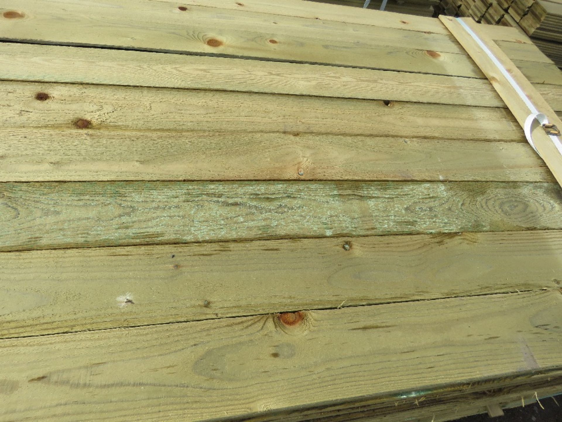 Pack of feather edge timber, 1.8m length x 10cm wide - Image 3 of 3