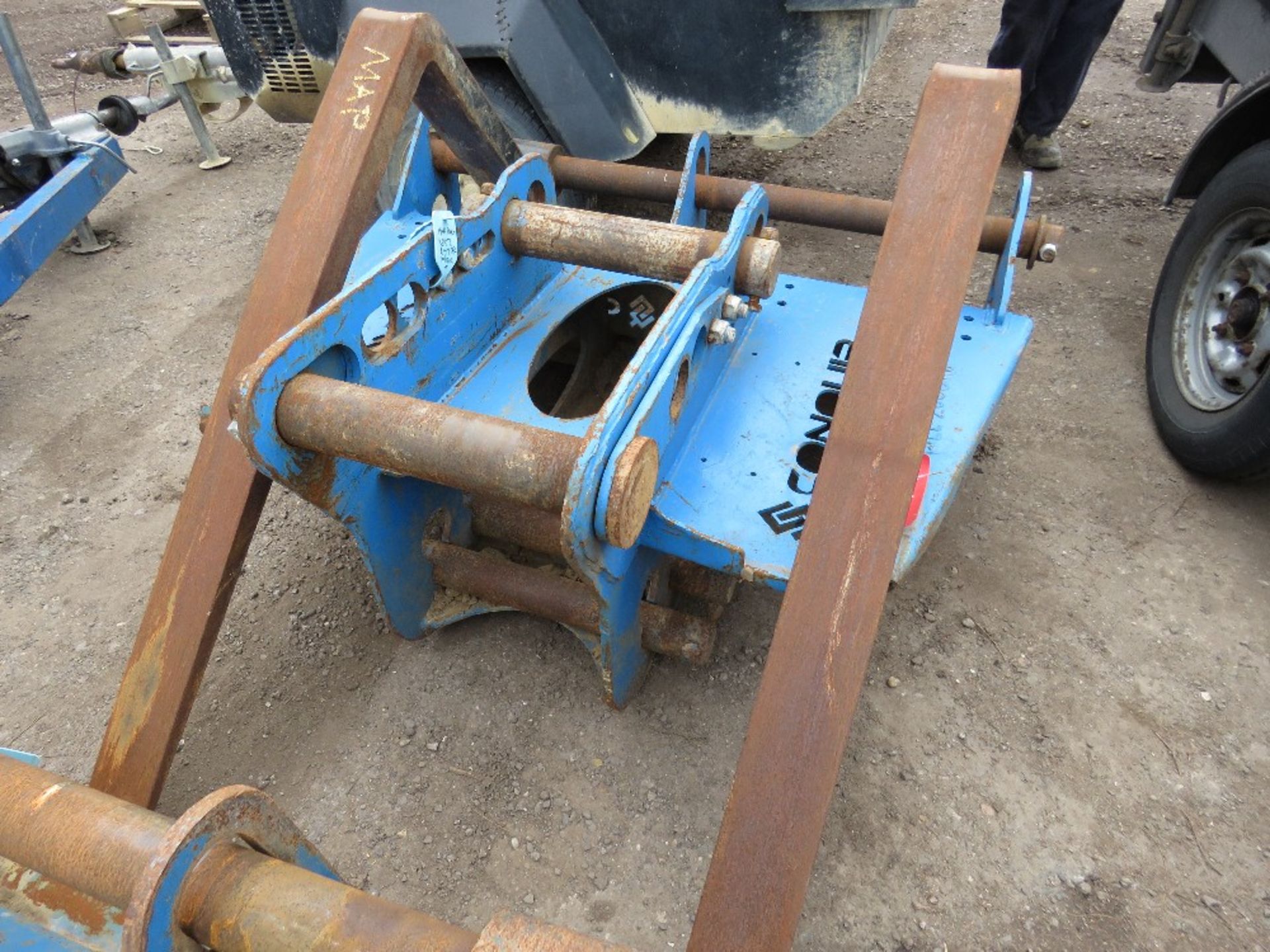 SET OF CONQUIP EXCAVATOR MOUNTED PALLET FORKS, UNTESTED - Image 3 of 4