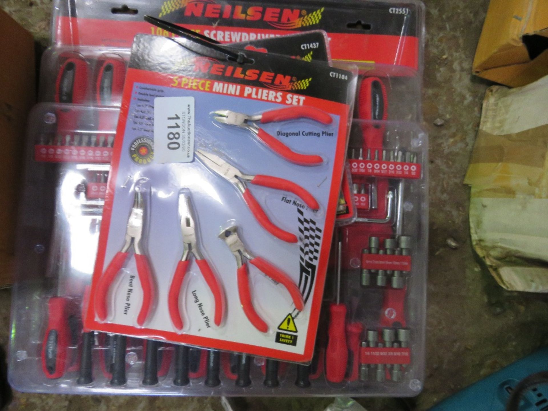 SCREWDRIVER SET PLUS PLIERS