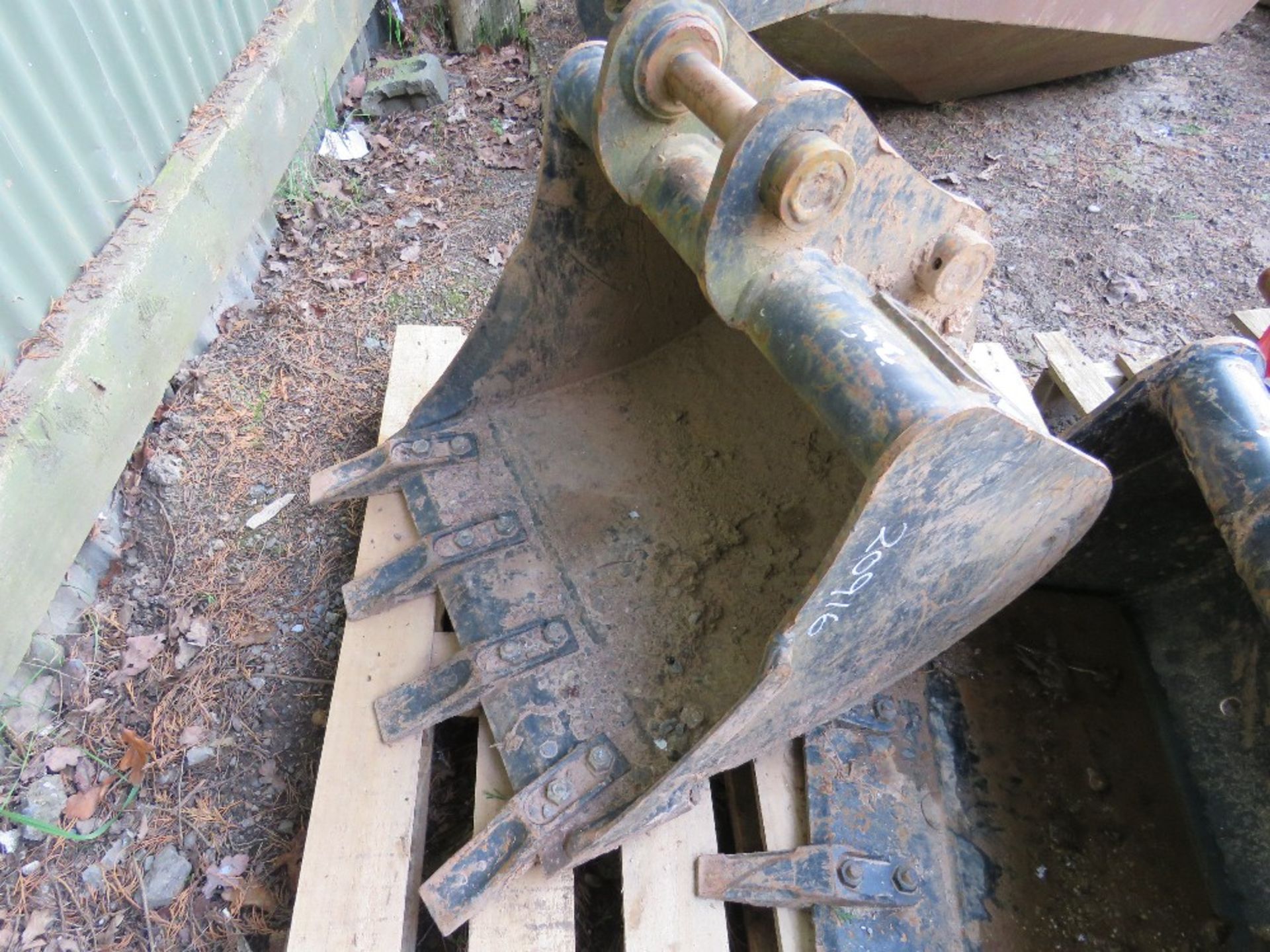 Toothed excavator bucket on 35mm pins, 2ft width approx.