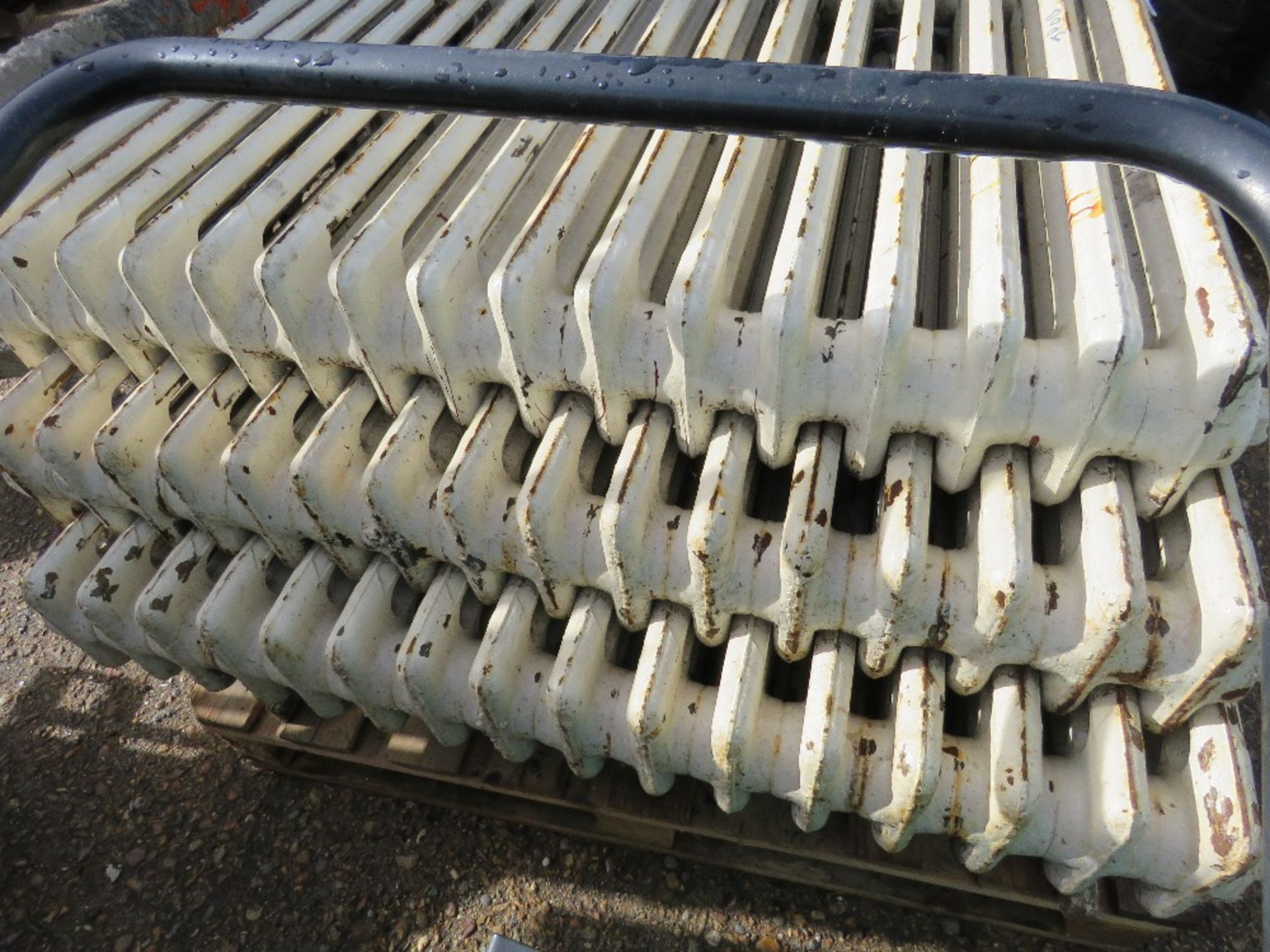 5no. Cast iron radiators - Image 2 of 3