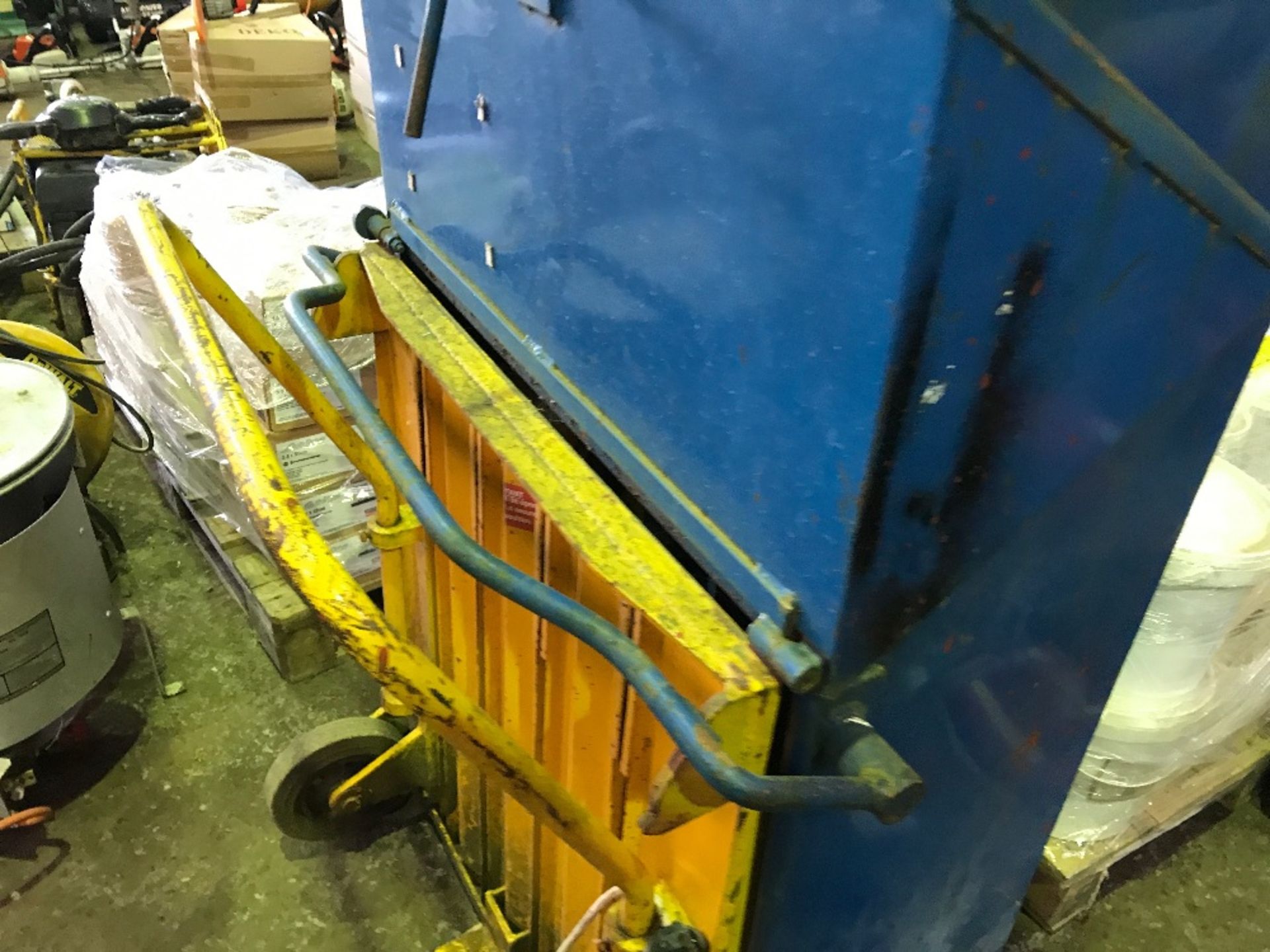 Small sized waste baler/compactor unit - Image 7 of 7