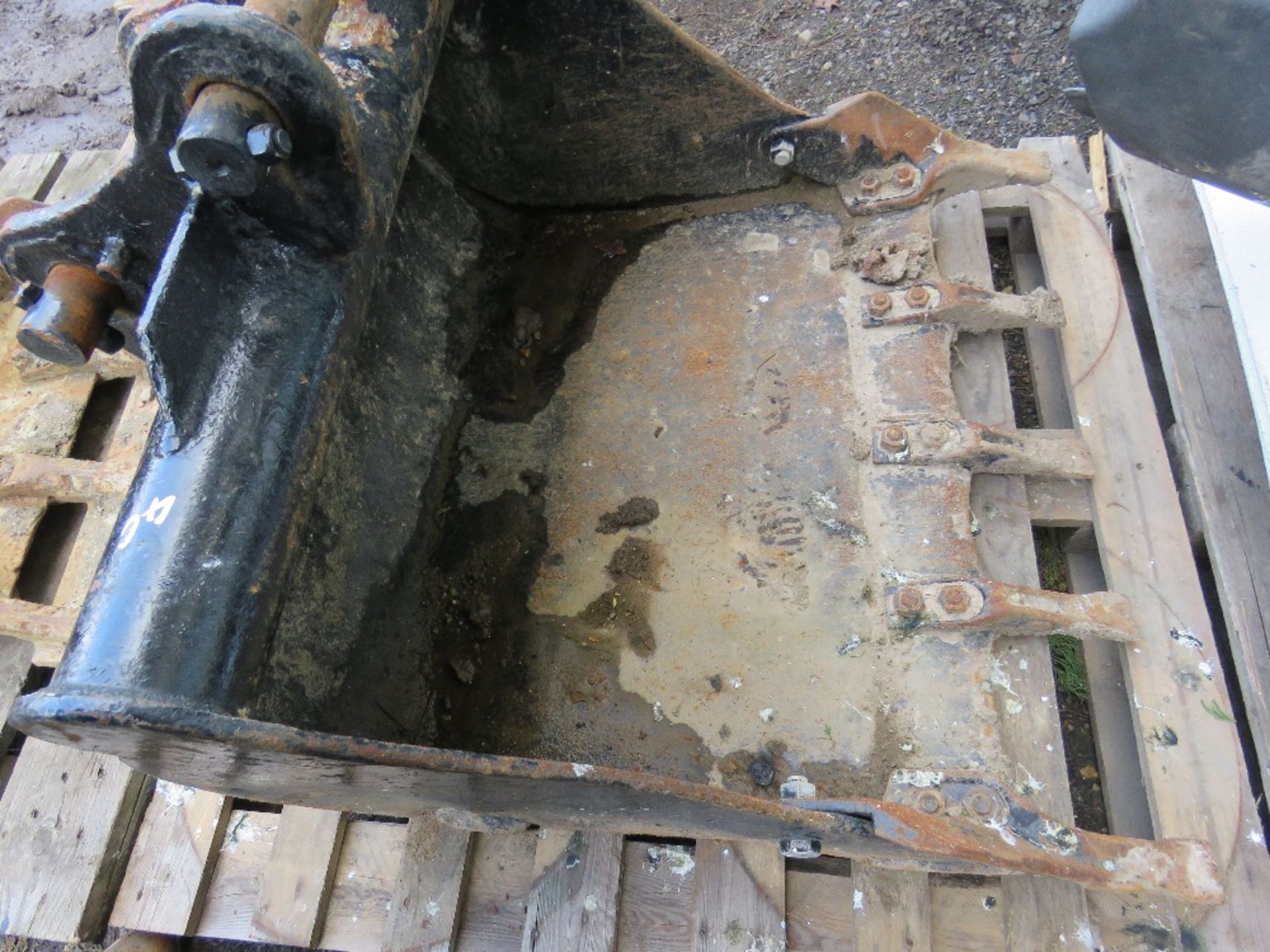 Toothed 3ft excavator digger bucket on 40mm pins - Image 2 of 3