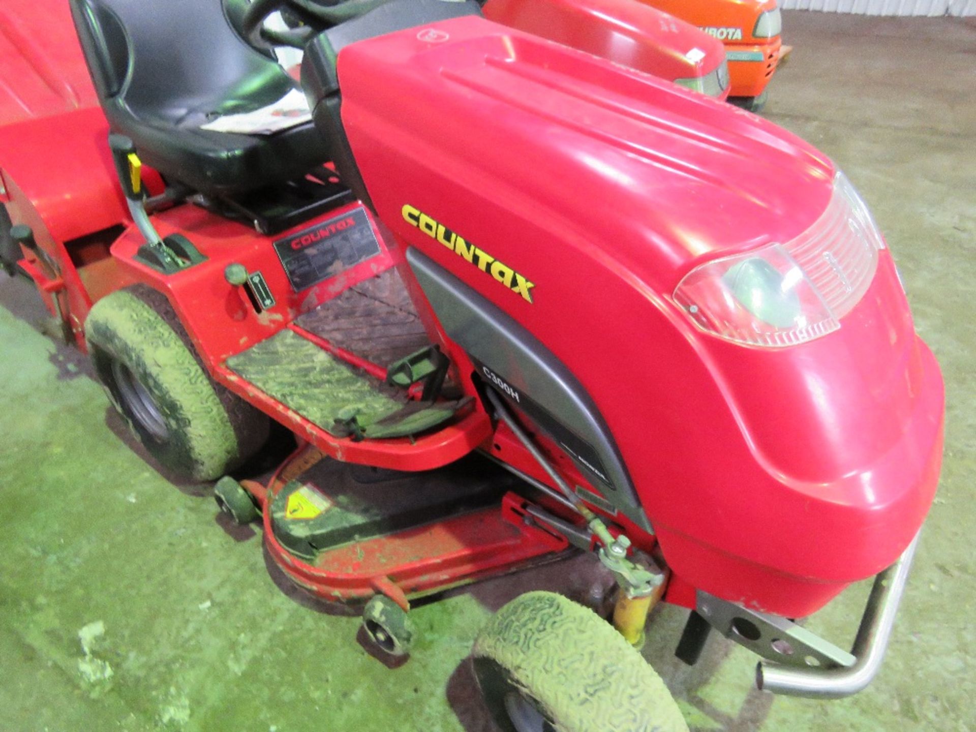 COUNTAX C300H PETROL ENGINED RIDE ON MOWER - Image 2 of 5