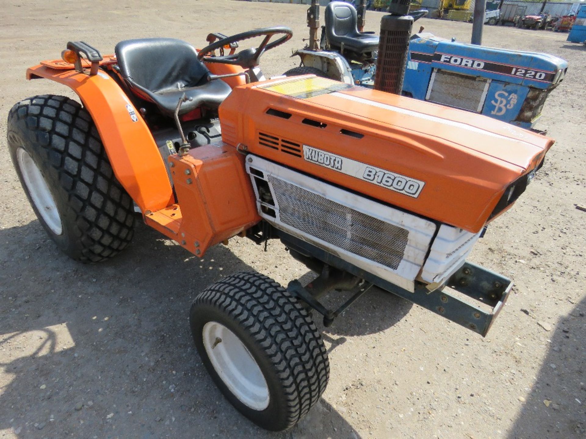 KUBOTA B1600 4WD COMPACT TRACTOR ON GRASS TYRES WITH REAR LINKAGE, NO VAT ON HAMMER PRICE - Image 4 of 6